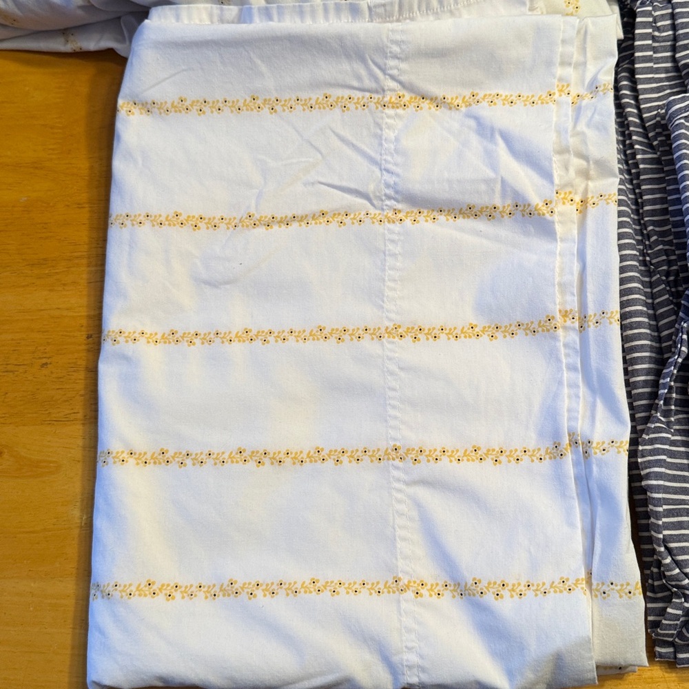 GAP Twin fitted and Flat Sheets. NO pillow cases. - Picture 4 of 8